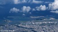空から見える沖縄本島の海