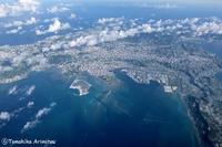 空から見える沖縄本島の海