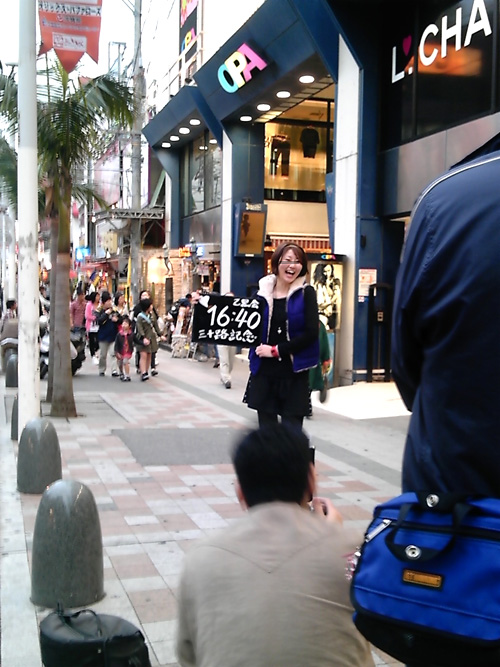 歩いた。