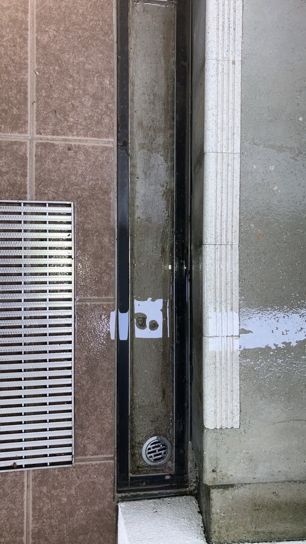 排水溝そのままだと、詰まりますよー 排水溝そのままだと、詰まりますよー