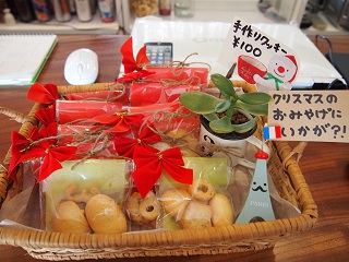 クリスマスイブ♪ ポインセチアが玄関にキレイに咲きました☆