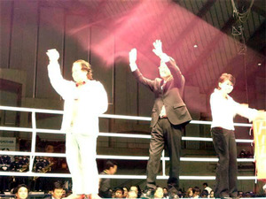 ボクシング世界戦で喜納さんが名誉大会長！