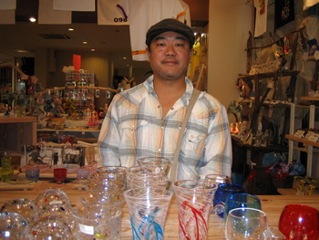 琉球ガラス工房海風の佐々木さん