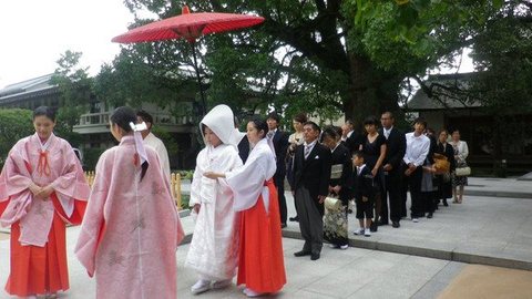 初めて神社での式に参加。大宰府天満宮の挙式は観光名物