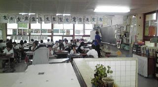 まだ海は荒れてます。授業参観日