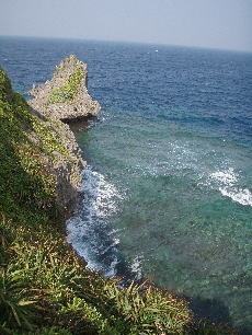 真栄田岬の海は荒れてます