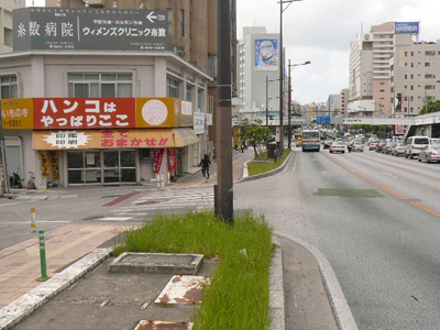 国道58号よりの入口