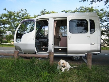 ♪♪ な~んや、こんな変わった車 見た事ない ♪♪