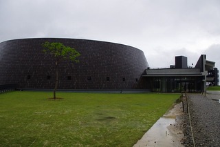 沖縄大学院大学の新ホールと、「スカイウォーク」