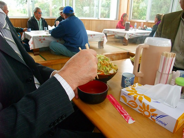 沖縄観光グルメ沖縄そば山盛り野菜、そばギンバル食堂