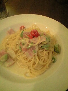 アボカドとベーコンのクリームパスタ
