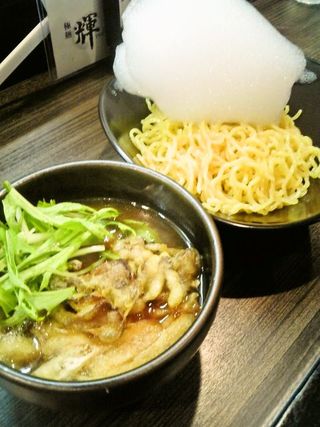 つけめんの上にシャボンが乗ってるやん