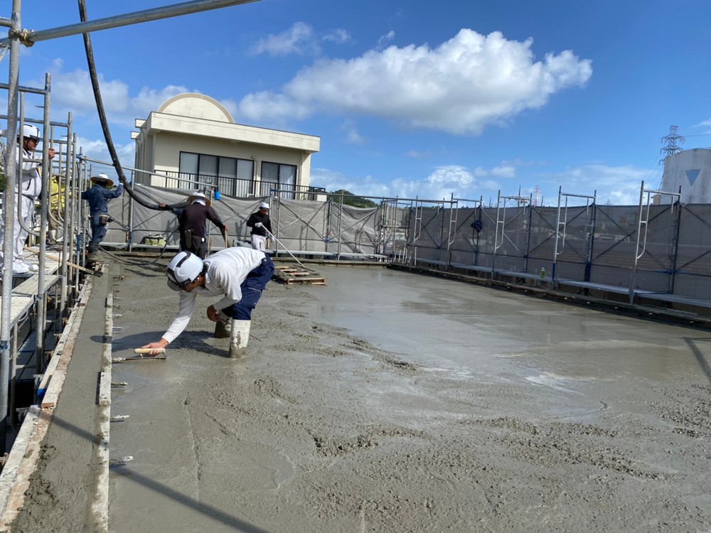 南風原町「与那覇二世帯の家」R階スラブ打設(上棟) 南風原町「与那覇二世帯の家」R階スラブ打設(上棟)
