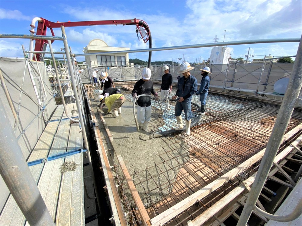 南風原町「与那覇二世帯の家」R階スラブ打設(上棟) 南風原町「与那覇二世帯の家」R階スラブ打設(上棟)