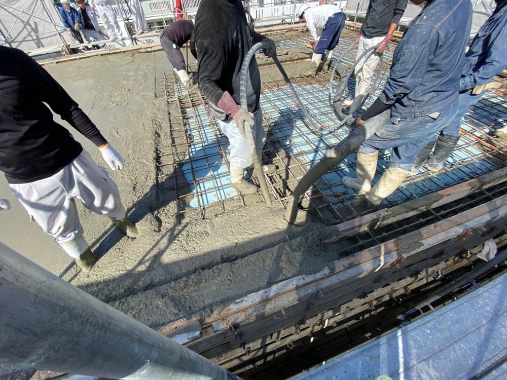 南風原町「与那覇二世帯の家」R階スラブ打設(上棟) 南風原町「与那覇二世帯の家」R階スラブ打設(上棟)