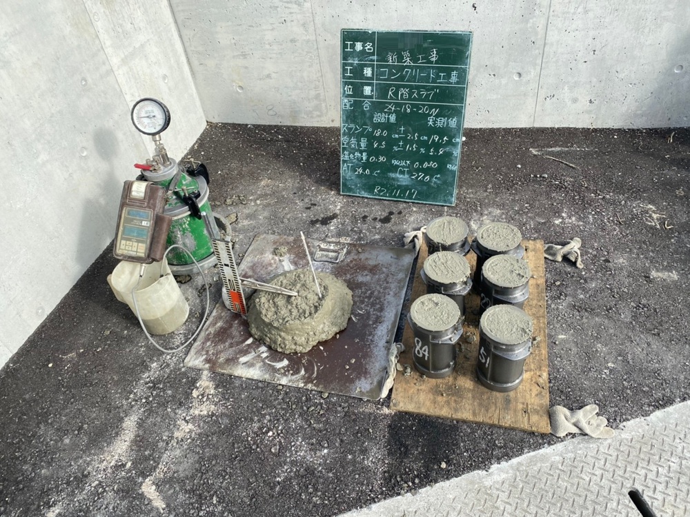 南風原町「与那覇二世帯の家」R階スラブ打設(上棟) 南風原町「与那覇二世帯の家」R階スラブ打設(上棟)