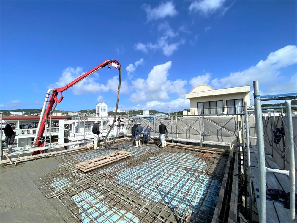 南風原町「与那覇二世帯の家」R階スラブ打設(上棟) 南風原町「与那覇二世帯の家」R階スラブ打設(上棟)