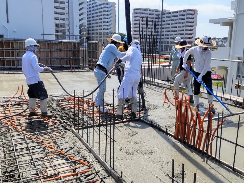浦添市「経塚二世帯の家」2F床スラブ打設 浦添市「経塚二世帯の家」2F床スラブ打設
