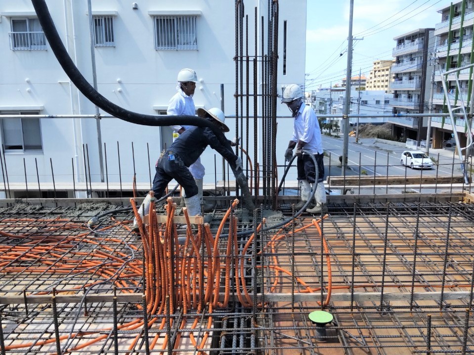 浦添市「経塚二世帯の家」2F床スラブ打設 浦添市「経塚二世帯の家」2F床スラブ打設