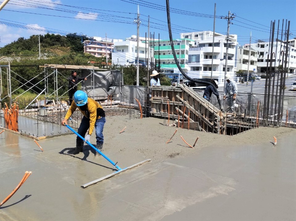 浦添市「経塚二世帯の家」2F床スラブ打設 浦添市「経塚二世帯の家」2F床スラブ打設