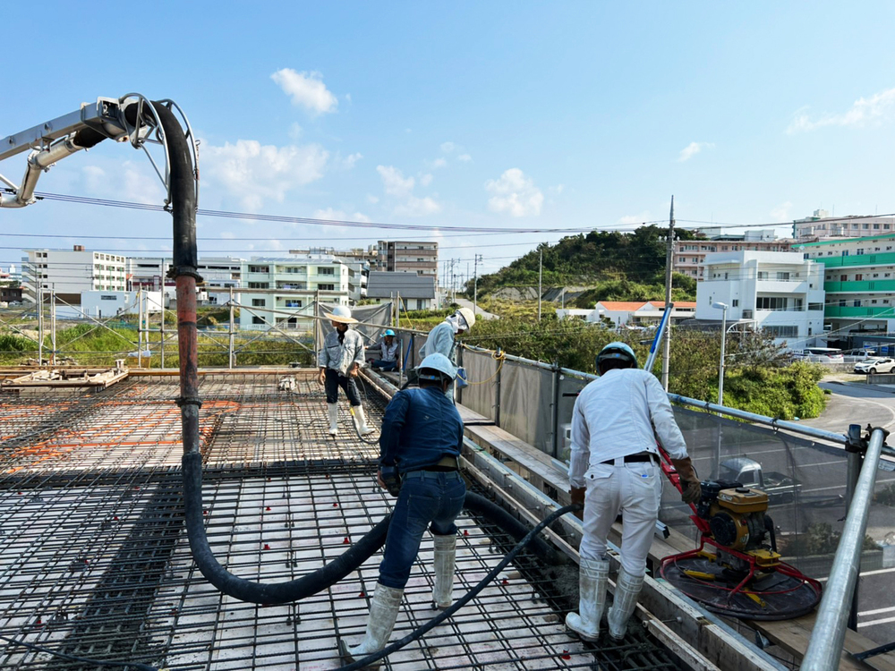 浦添市「経塚二世帯の家」RFスラブ打設(上棟) 浦添市「経塚二世帯の家」RFスラブ打設(上棟)