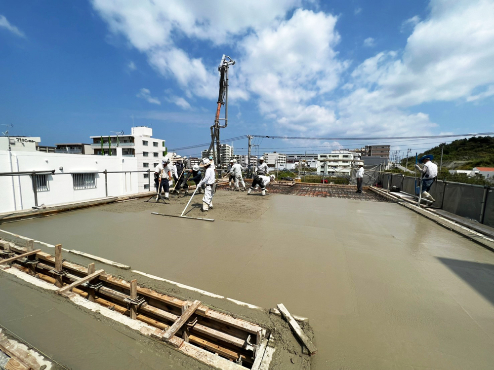 浦添市「経塚二世帯の家」RFスラブ打設(上棟) 浦添市「経塚二世帯の家」RFスラブ打設(上棟)
