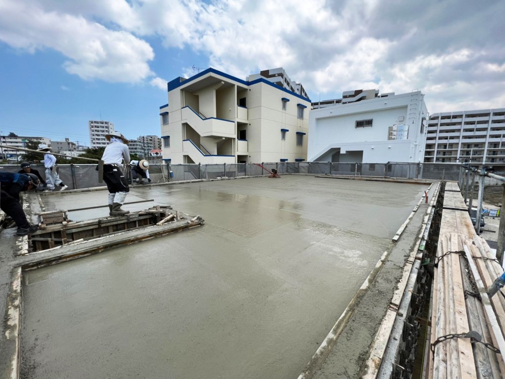 浦添市「経塚二世帯の家」RFスラブ打設(上棟) 浦添市「経塚二世帯の家」RFスラブ打設(上棟)