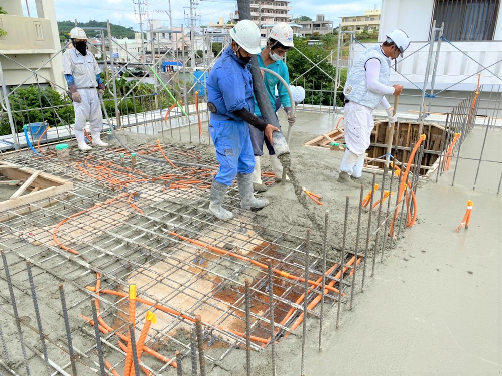 南風原町「与那覇二世帯の家」2階床スラブ打設 南風原町「与那覇二世帯の家」2階床スラブ打設