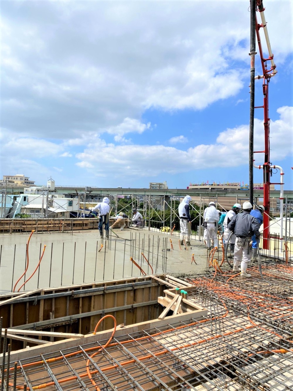 南風原町「与那覇二世帯の家」2階床スラブ打設 南風原町「与那覇二世帯の家」2階床スラブ打設