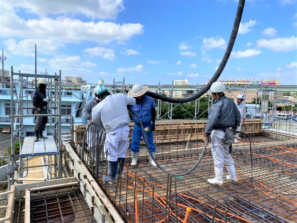 南風原町「与那覇二世帯の家」2階床スラブ打設 南風原町「与那覇二世帯の家」2階床スラブ打設