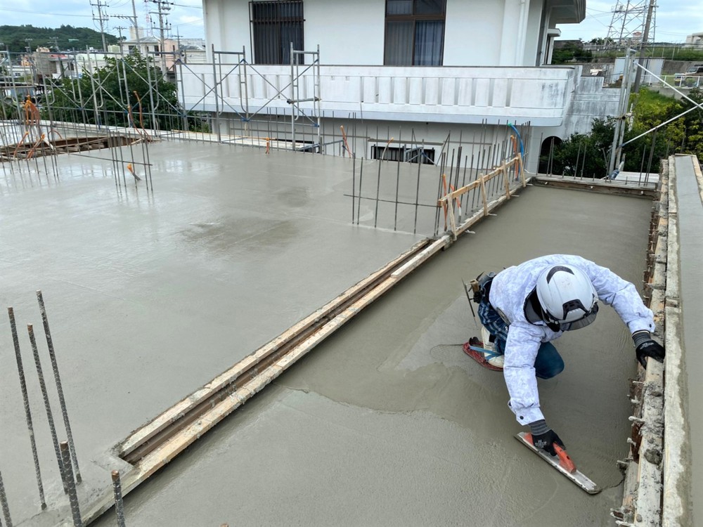 南風原町「与那覇二世帯の家」2階床スラブ打設 南風原町「与那覇二世帯の家」2階床スラブ打設
