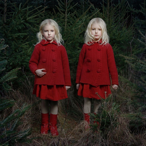 見るほどに恐怖を感じずにはいられない双子写真「Two」シリーズ