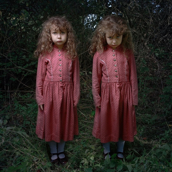 見るほどに恐怖を感じずにはいられない双子写真「Two」シリーズ