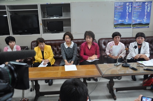 女性県議6人全員で抗議会見