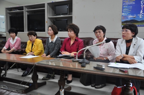 女性県議6人全員で抗議会見