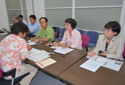 沖縄防衛局に抗議