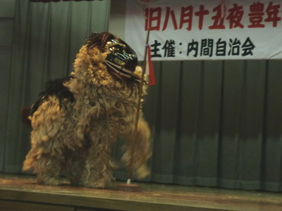 旧暦8月15夜の内間の獅子舞