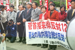 菅首相に抗議の缶たたき