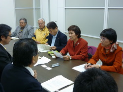 沖縄防衛局に抗議