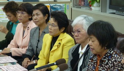 普天間基地の県内移設に反対する女性集会の宣伝行動