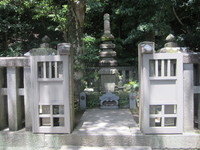 源頼朝の墓、鎌倉幕府を開いた初代征夷大将軍が葬られている、島津重豪が整備した丘の上の石塔
