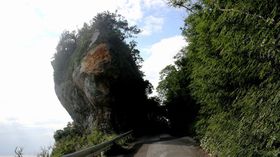 沖縄本島最北の断崖絶壁で知られる茅打ちバンタからの眺めと、かつて交通の難所として知られた戻る道の様子 沖縄本島最北の断崖絶壁で知られる茅打ちバンタからの眺めと、かつて交通の難所として知られた戻る道の様子
