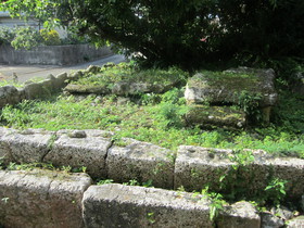 宮古島の「久松みゃーか群」、宮古島に今も残る「ぶさぎ」とも呼ばれる風葬墓地の巨石墓