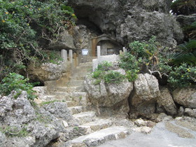 琉球開闢伝説で知られる、浜比嘉島アマミチューの墓
