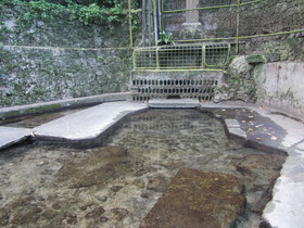 屋富祖井、その昔、屋富祖家の飼い犬が見つけたと伝えられる、水量豊富な具志頭集落の共同井戸