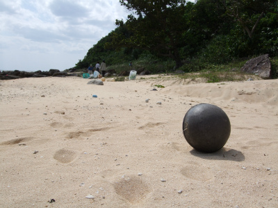 ビーチクリーンアップともずく採りへ(八重山諸島)