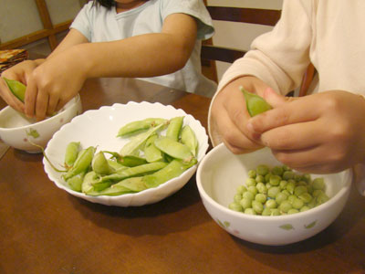 小さな子どもでもできる台所のお手伝い ”豆を剥く”