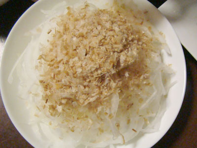 たまねぎスライスにたっぷりのかつおぶしをかけたもの<br />