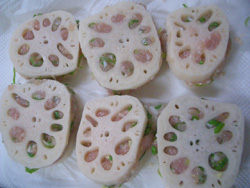 れんこんのはさみ揚げ（天ぷら衣をつける前の状態）