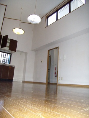 天井の高いリビングのお部屋です